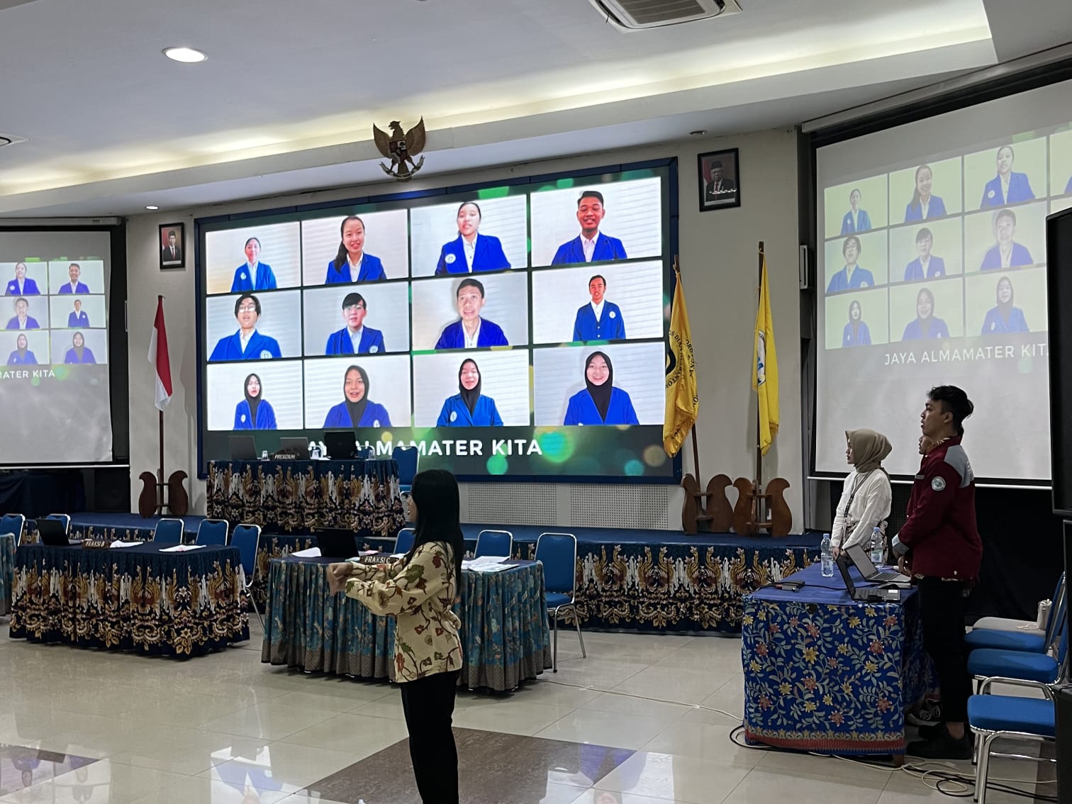 Menyanyikan Lagu Indonesia Raya dan Hymne Udinus